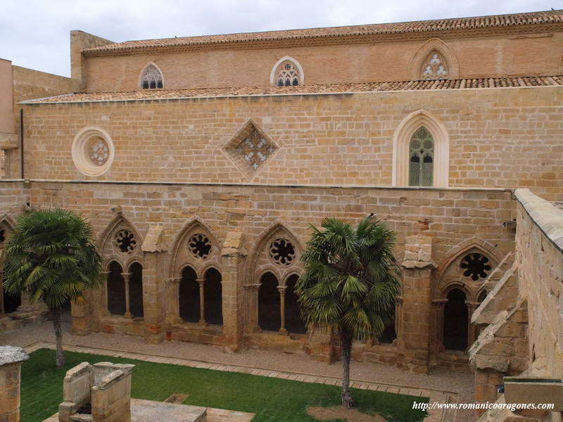 ALA NORTE DEL CLAUSTRO. AL FONDO EL TEMPLO